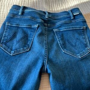 Mother “home movies” blue jean Hustler Ankle Fray jeans in excellent condition.